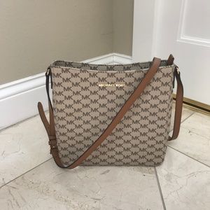 NWT Michael Kors Jet Set Lg Messenger Tan $228